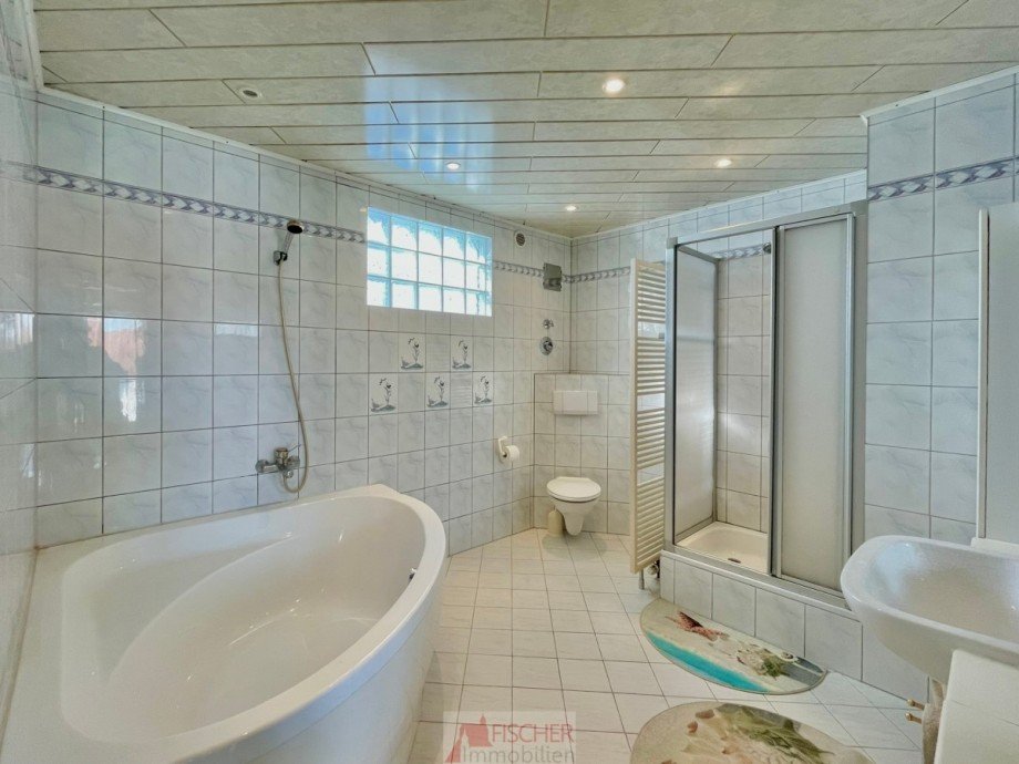 Bad mit Wanne und Dusche Etagenwohnung Vaihingen/Enz-Enzweihingen