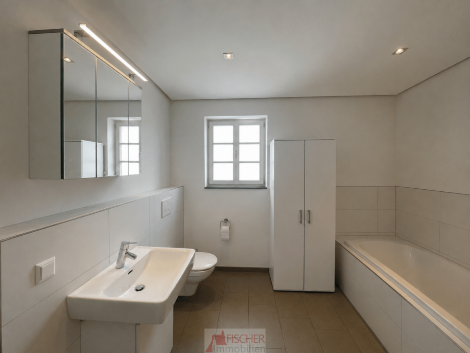 Bad mit Wanne + Dusche (KI bearbeitet) Erdgeschosswohnung M�nsheim