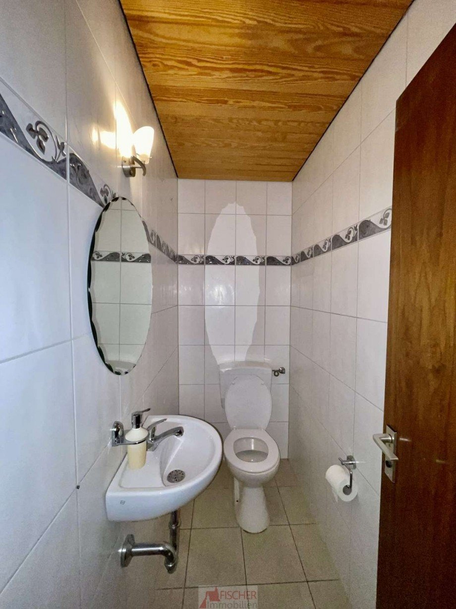 separates WC Gartengeschoss Zweifamilienhaus Oberriexingen