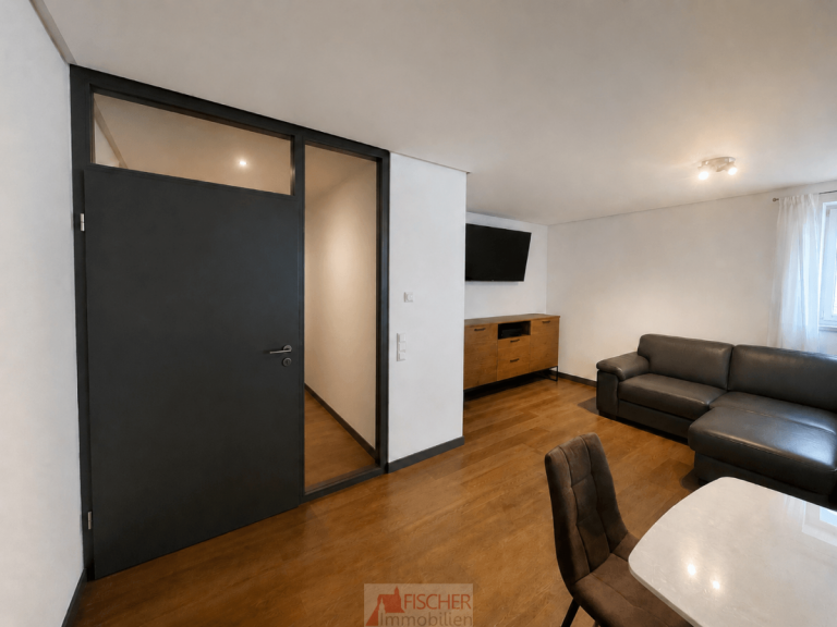 Wohnzimmer (KI bearbeitet) M�nsheim Erdgeschosswohnung Charmantes Wohnen im sanierten Altbau - 4 Zimmer auf 90,6 m� in der Ortsmitte...