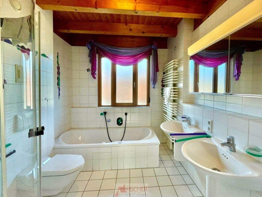 OG Bad mit Wanne und Dusche Doppelhaush�lfte Vaihingen an der Enz - Ensingen