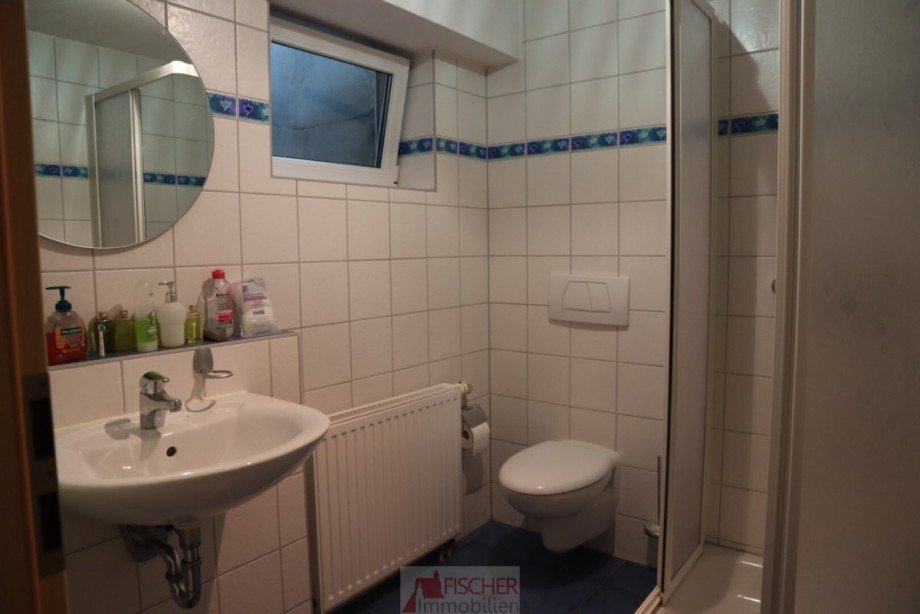 Dusche mit Waschbecken und WC im UG Einfamilienhaus Vaihingen/Enz