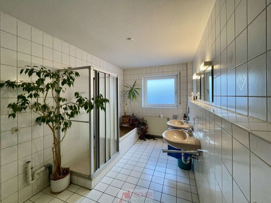 Bad mit Wanne und Dusche B�rofl�che Eberdingen-Hochdorf