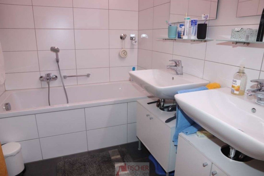 Bad 5 Zi EG Mehrfamilienhaus Hohenstein-�denwaldstetten
