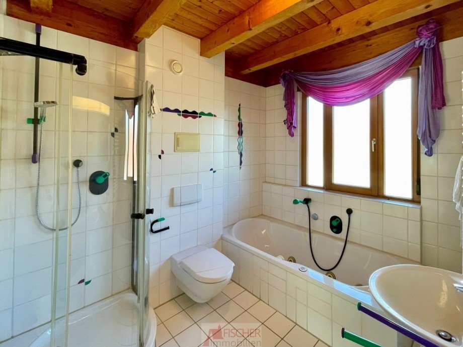OG Bad mit Wanne und Dusche Doppelhaush�lfte Vaihingen an der Enz - Ensingen